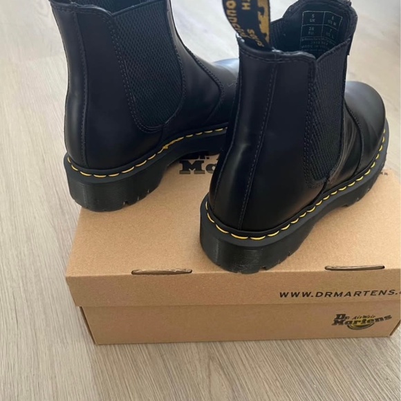 Dr. Martens Black Chelsea Boots 2976 women size 7 - Picture 4 of 4